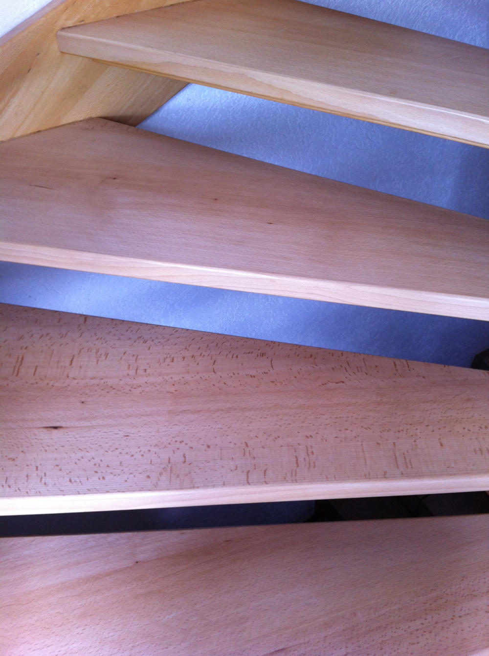 Holztreppe vorher unsauber.