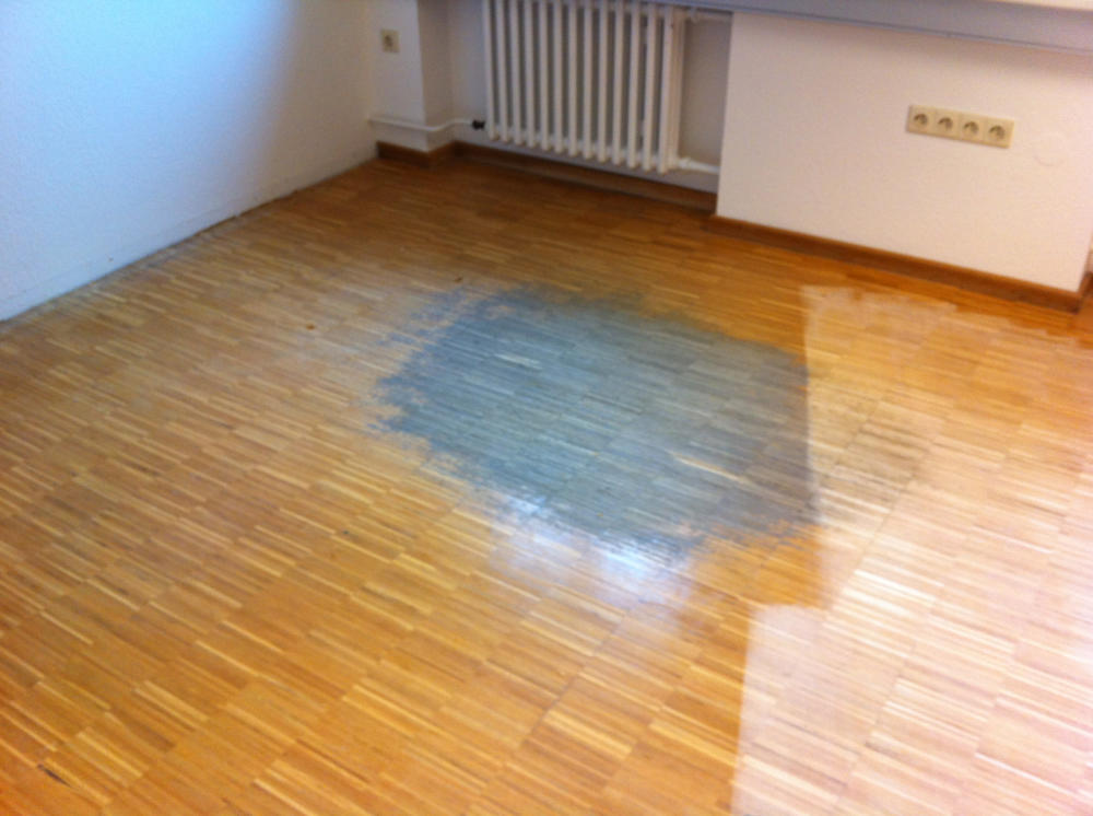 Unrenovierter Boden mit Riss